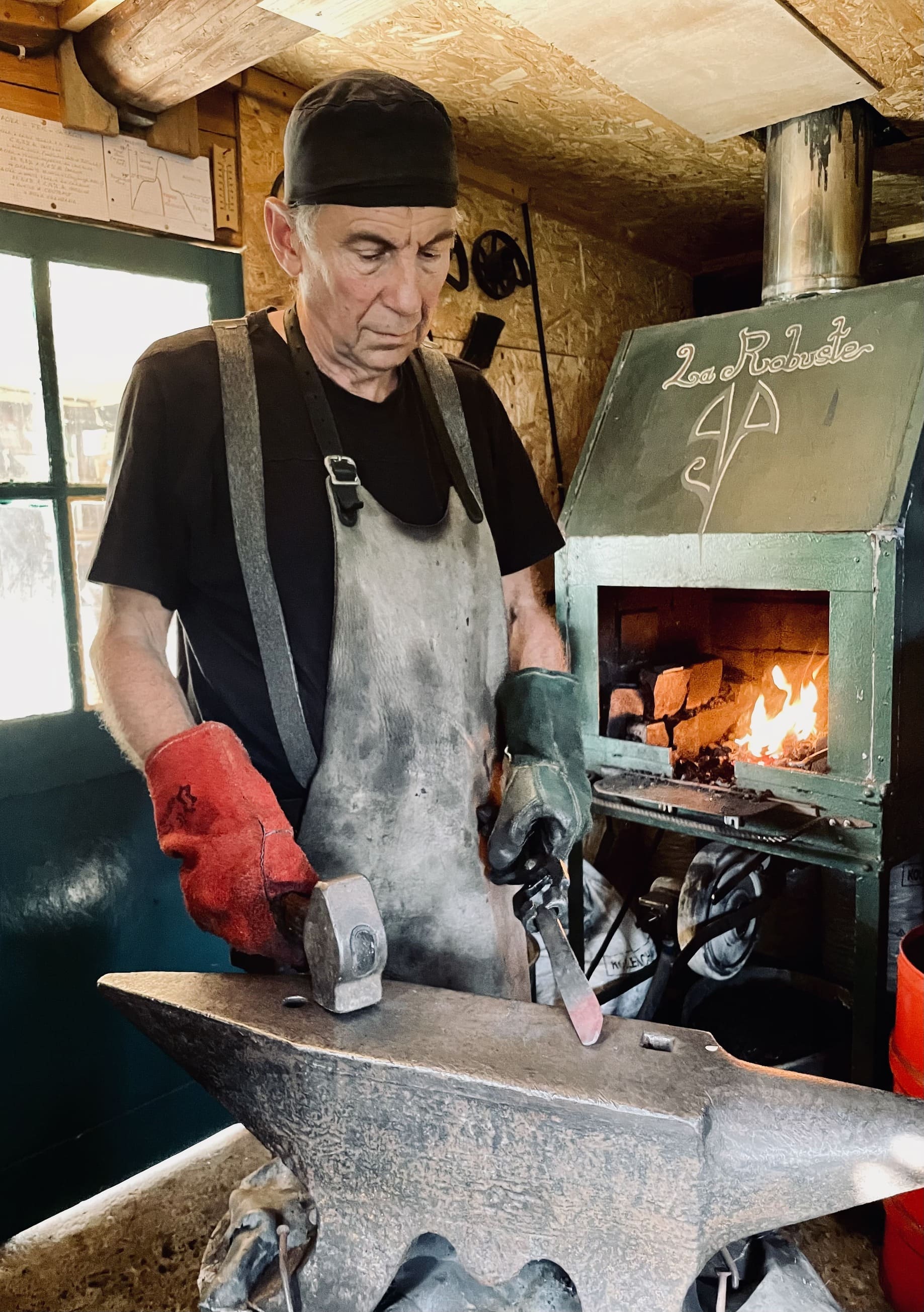 Le forgeron en action dans la forge